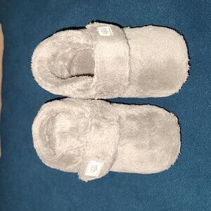 Ugg baby shoes, very gently used. Grey size 4/5 baby (M)